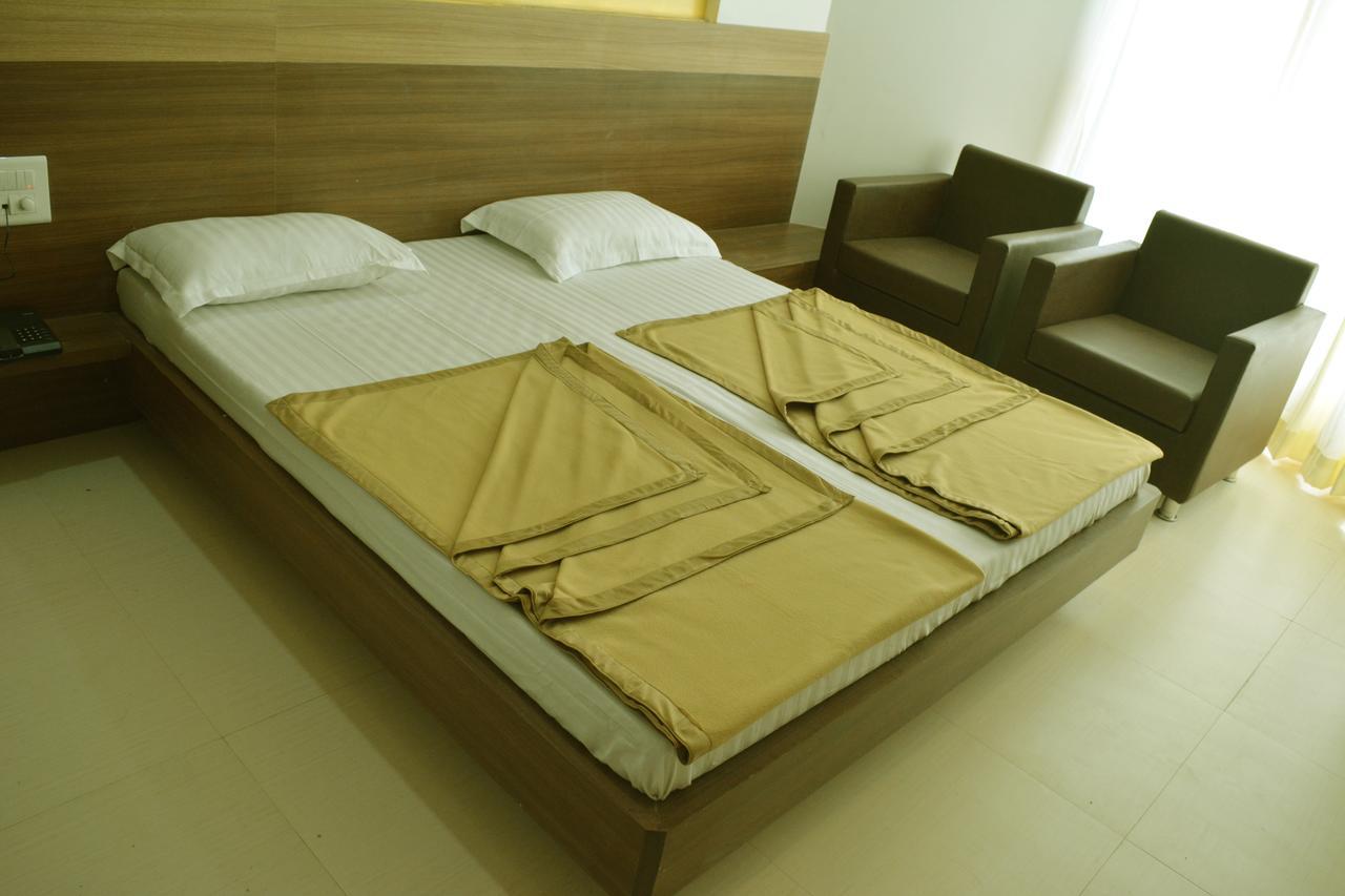 Oyo 10672 Hotel Riviera Nashik Esterno foto