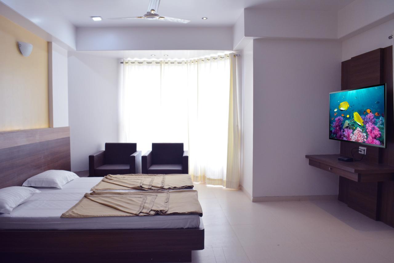 Oyo 10672 Hotel Riviera Nashik Esterno foto