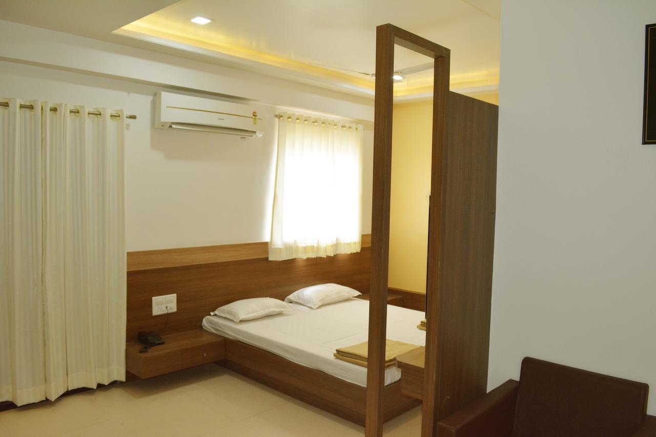 Oyo 10672 Hotel Riviera Nashik Esterno foto