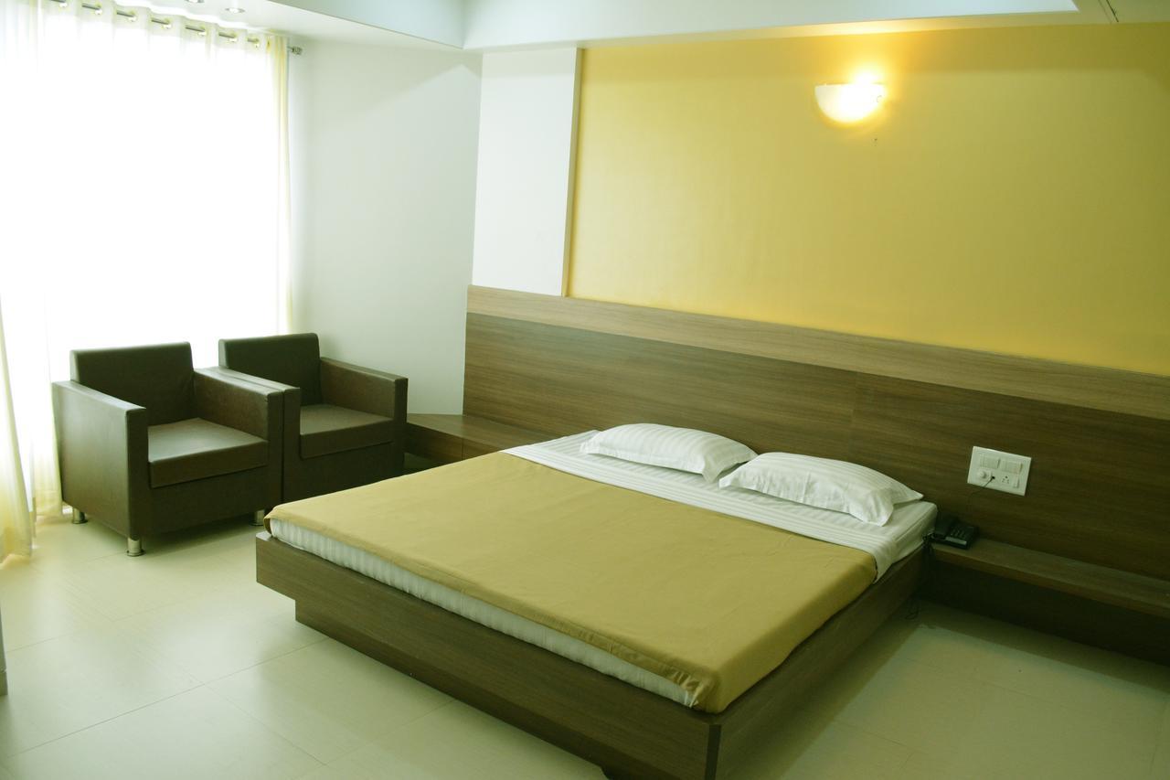 Oyo 10672 Hotel Riviera Nashik Esterno foto
