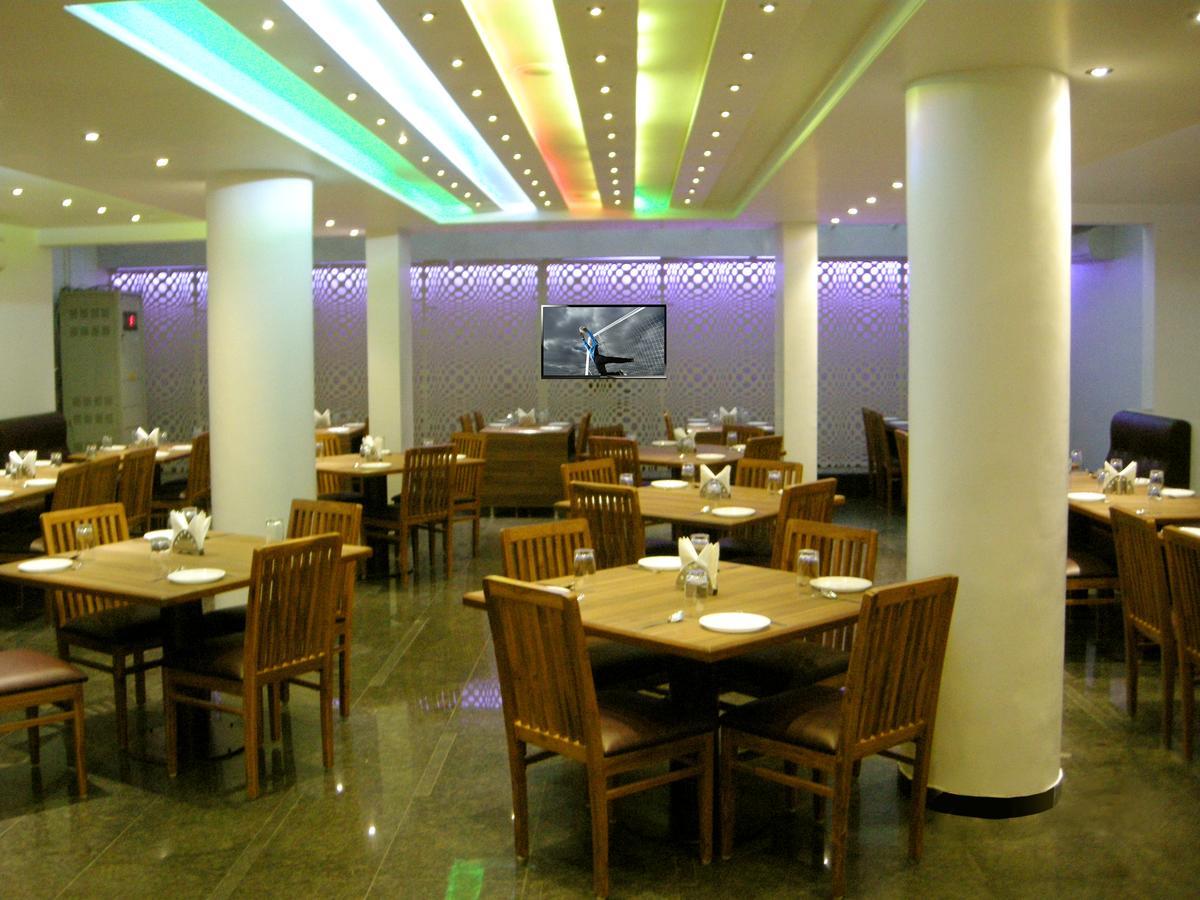 Oyo 10672 Hotel Riviera Nashik Esterno foto