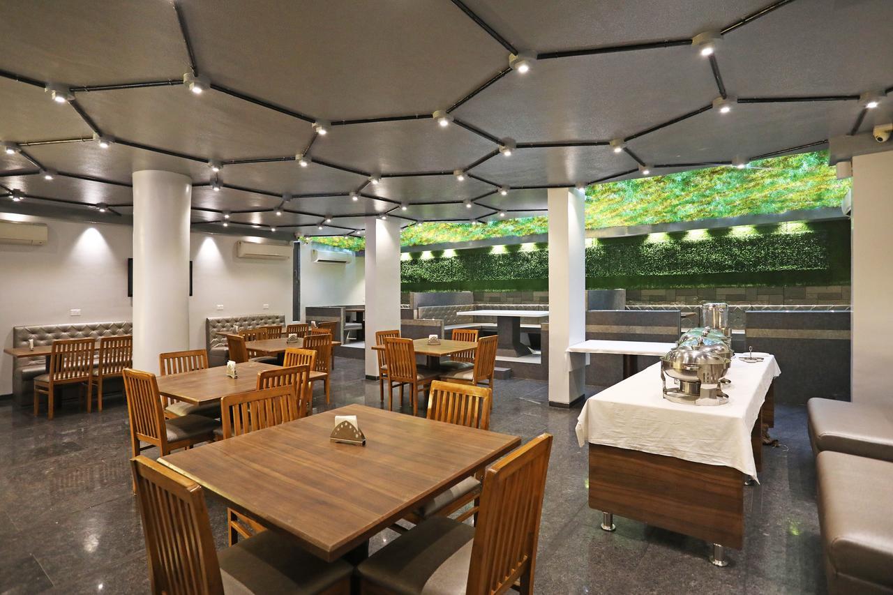 Oyo 10672 Hotel Riviera Nashik Esterno foto