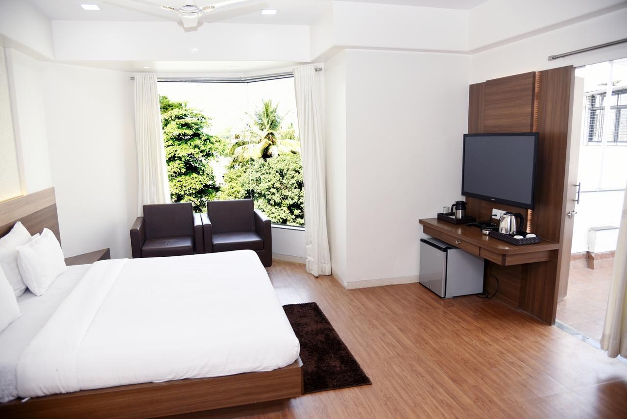 Oyo 10672 Hotel Riviera Nashik Esterno foto