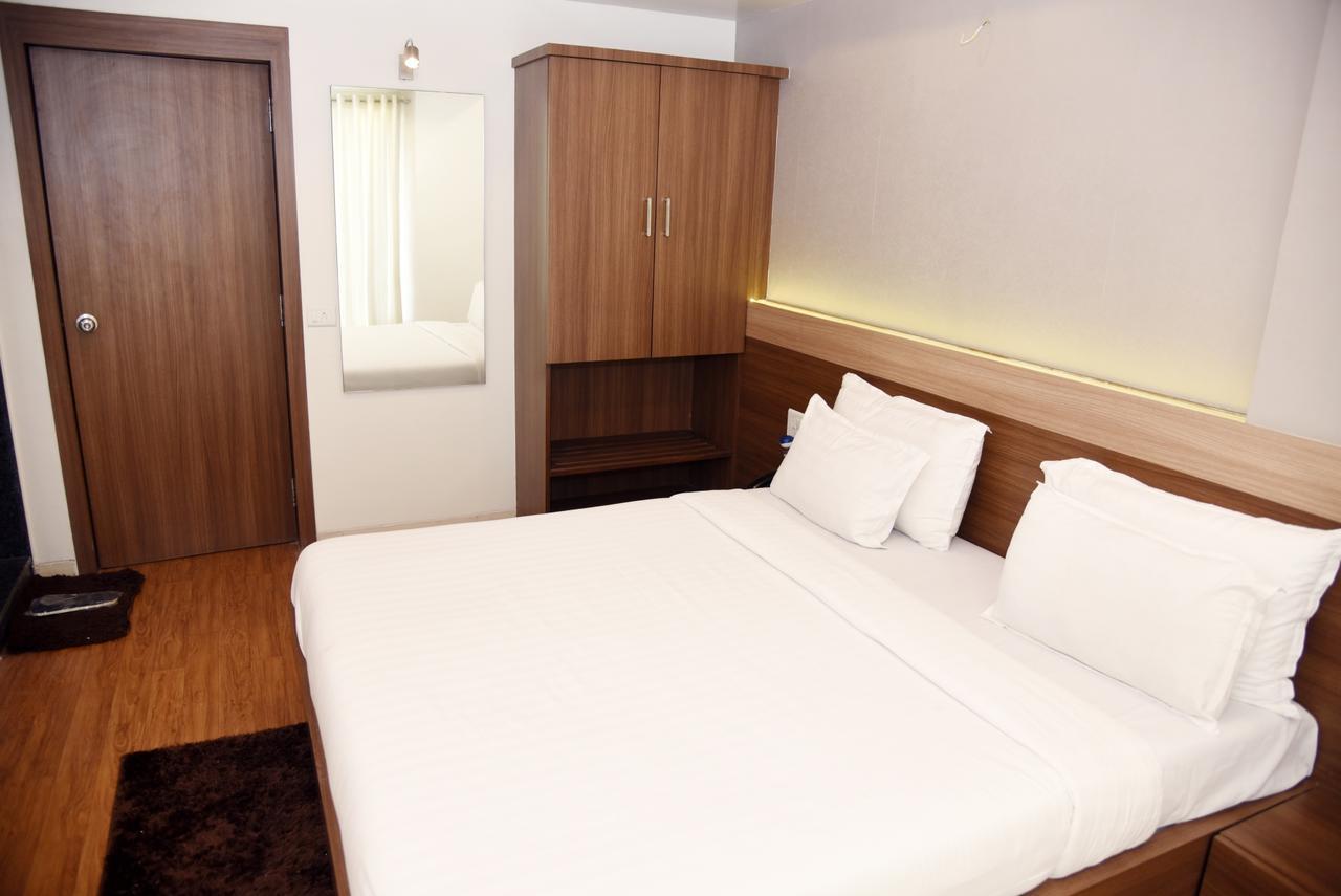 Oyo 10672 Hotel Riviera Nashik Esterno foto