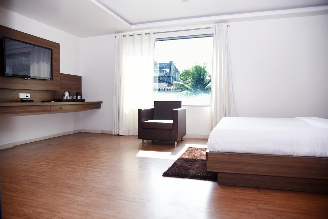 Oyo 10672 Hotel Riviera Nashik Esterno foto