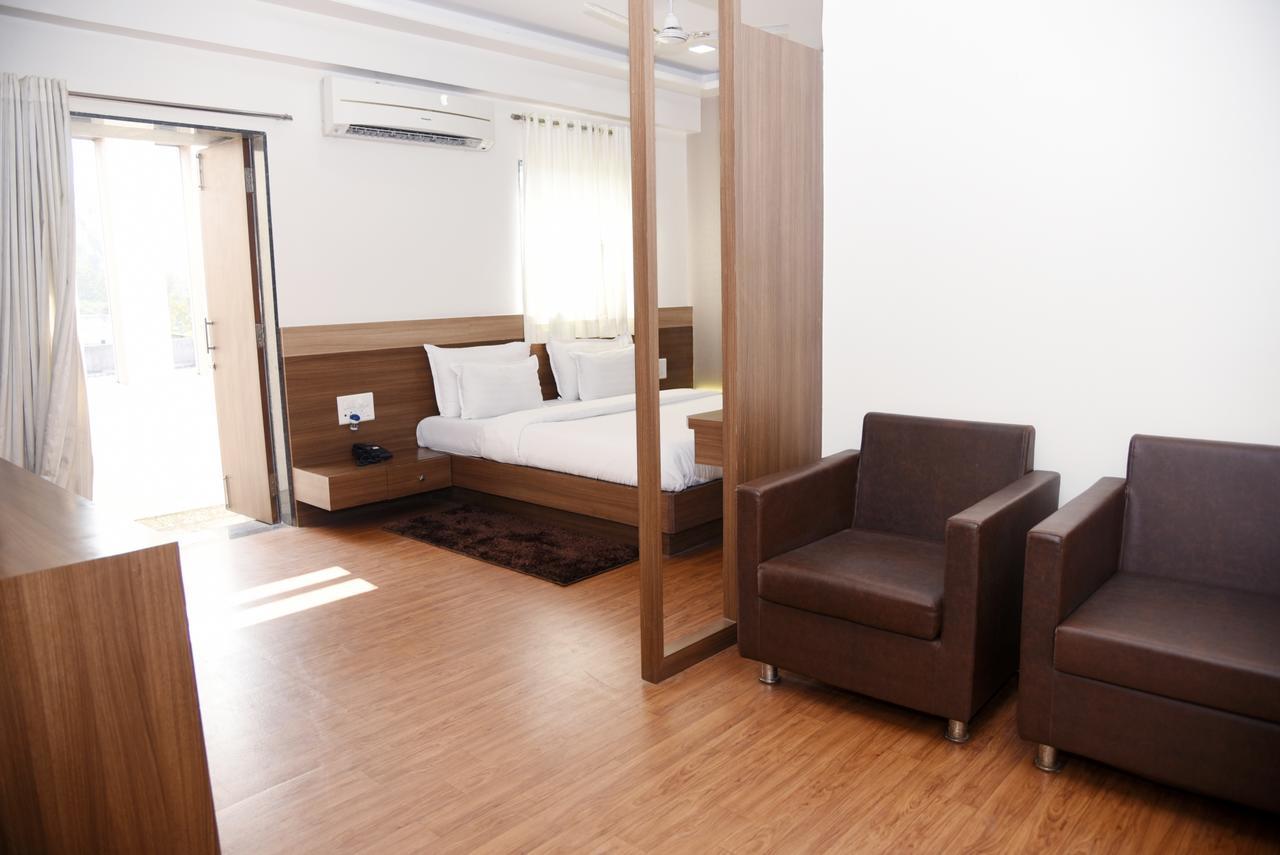Oyo 10672 Hotel Riviera Nashik Esterno foto