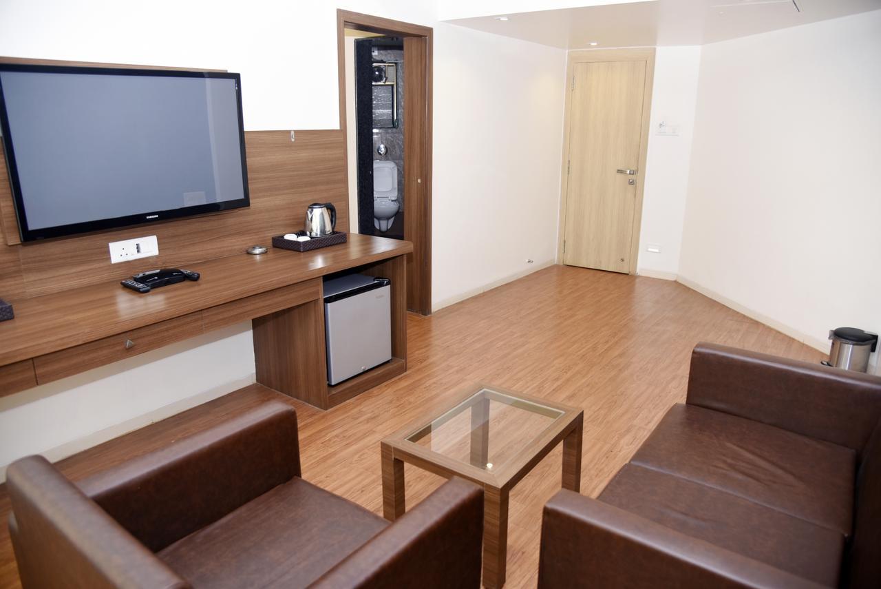 Oyo 10672 Hotel Riviera Nashik Esterno foto