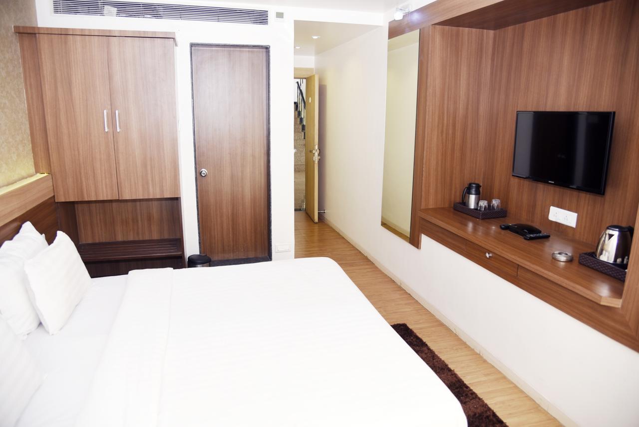 Oyo 10672 Hotel Riviera Nashik Esterno foto