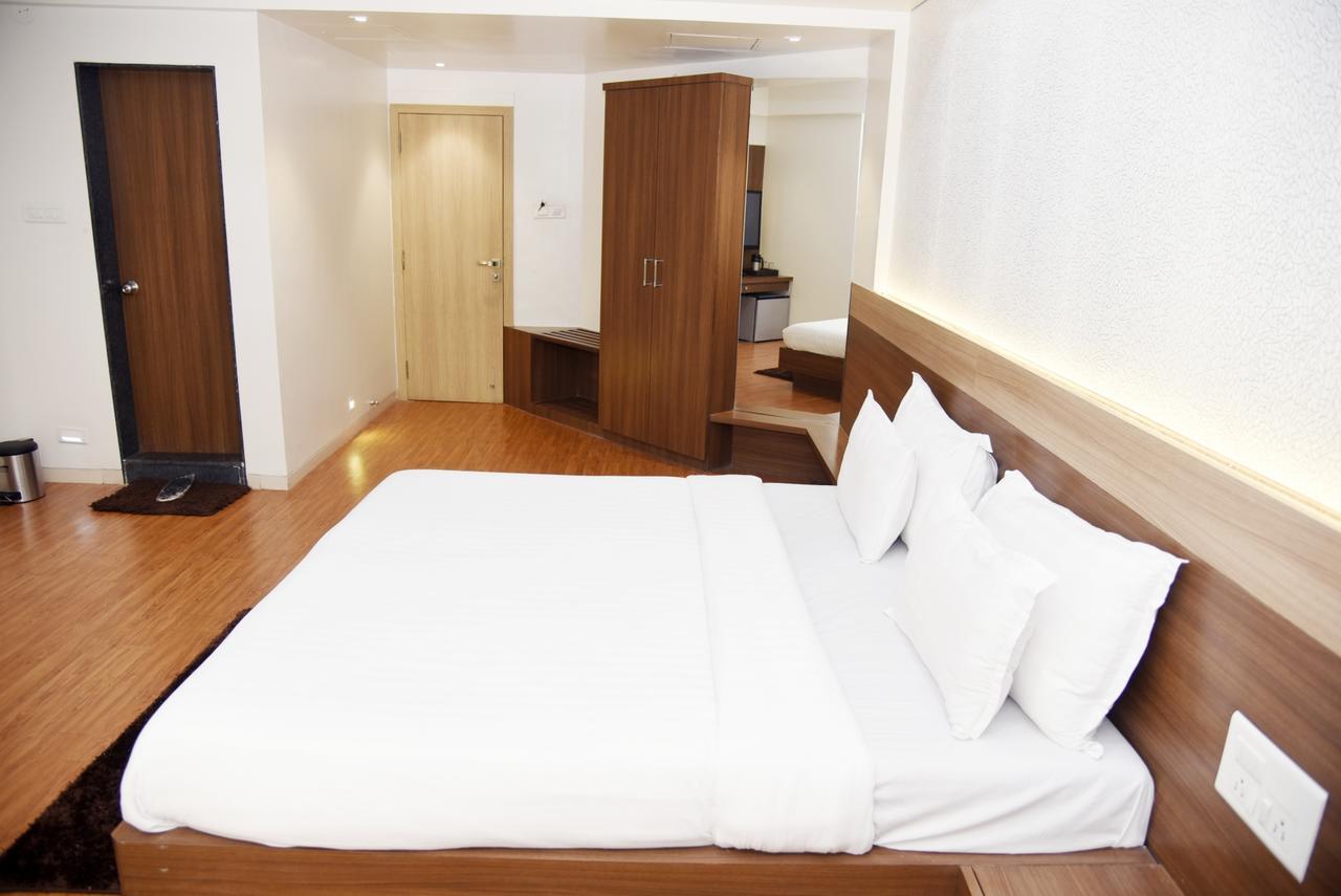 Oyo 10672 Hotel Riviera Nashik Esterno foto