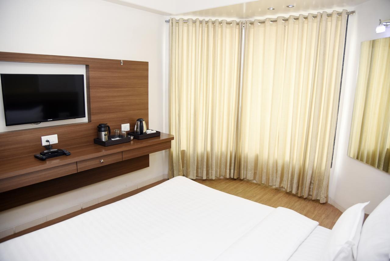 Oyo 10672 Hotel Riviera Nashik Esterno foto