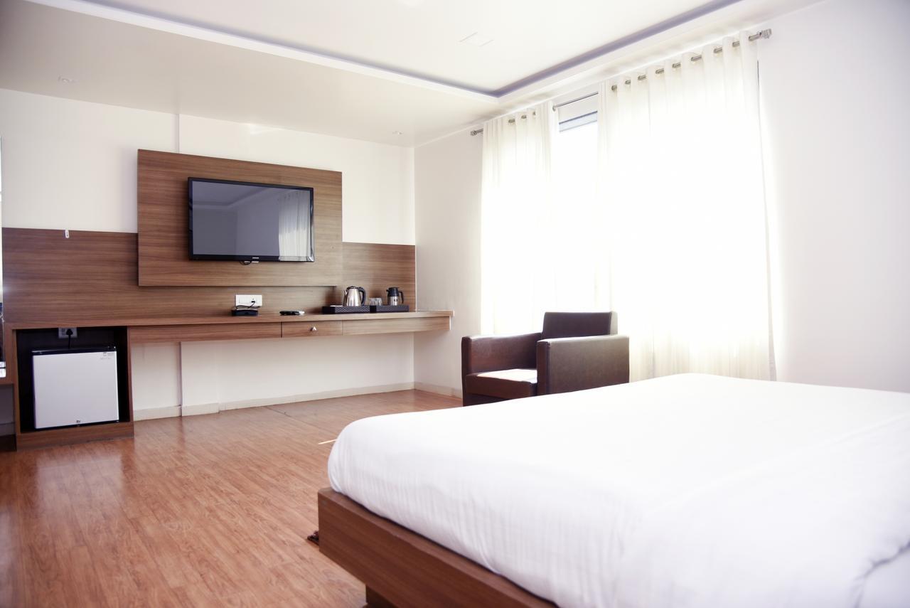 Oyo 10672 Hotel Riviera Nashik Esterno foto