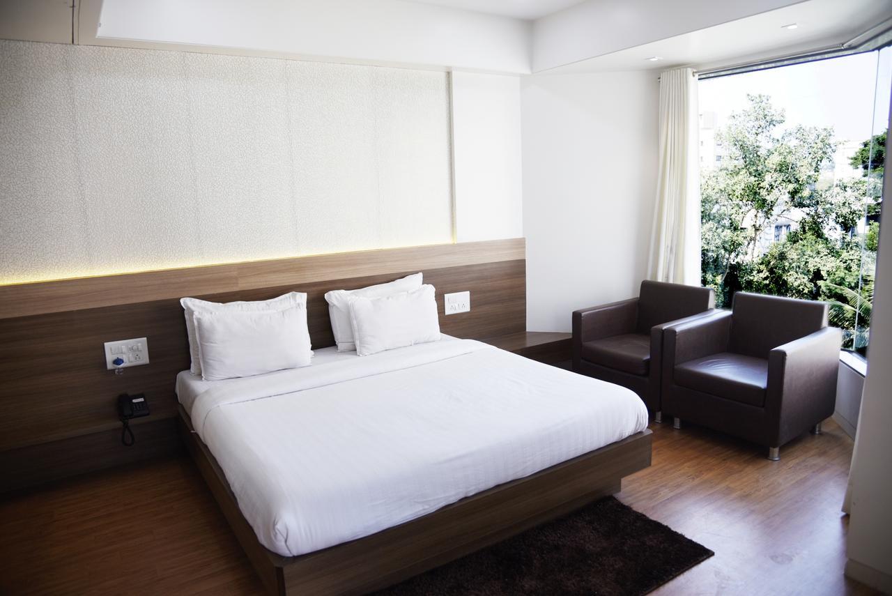 Oyo 10672 Hotel Riviera Nashik Esterno foto