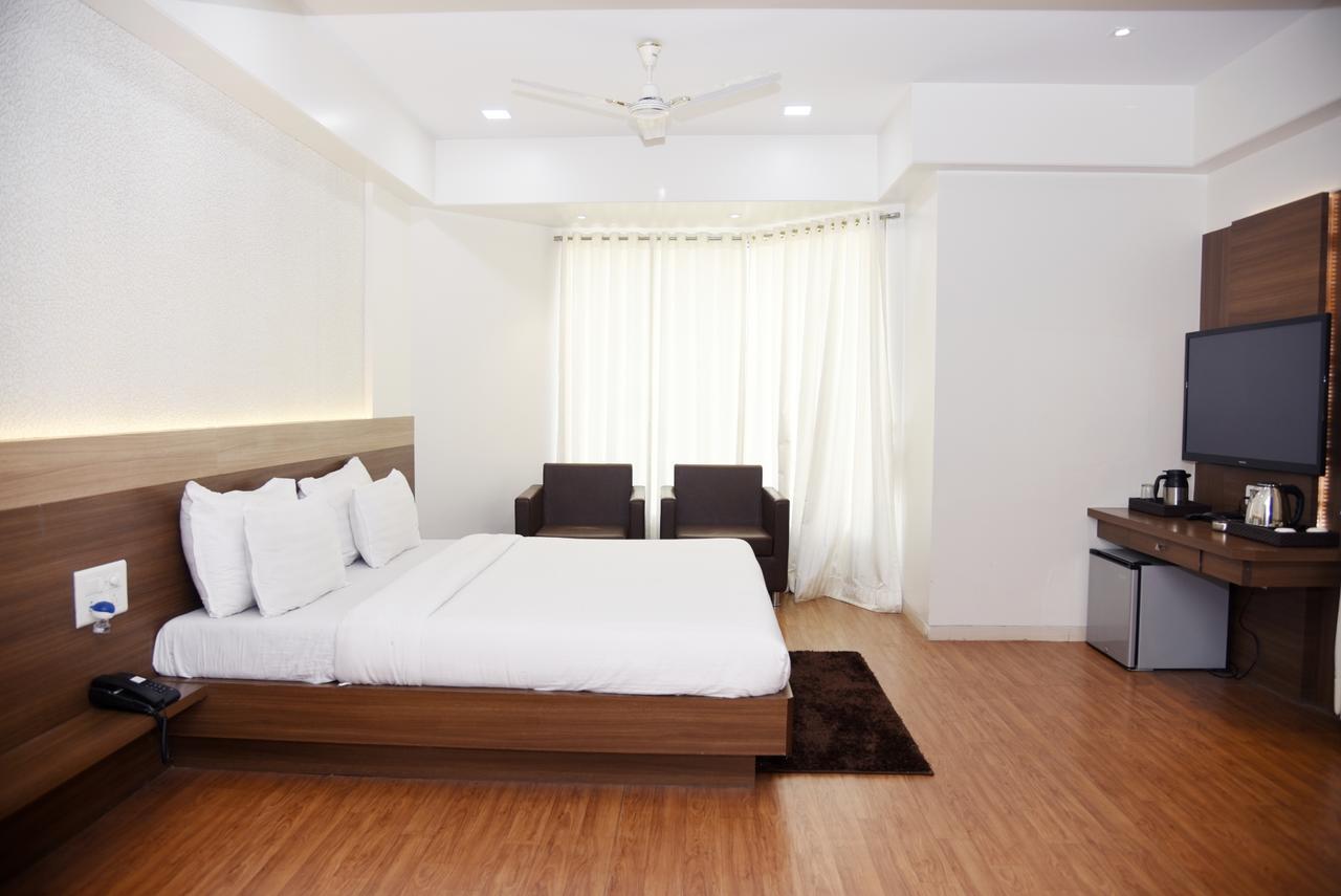 Oyo 10672 Hotel Riviera Nashik Esterno foto