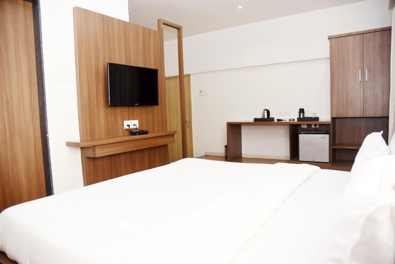 Oyo 10672 Hotel Riviera Nashik Esterno foto