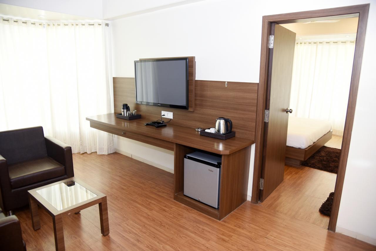 Oyo 10672 Hotel Riviera Nashik Esterno foto