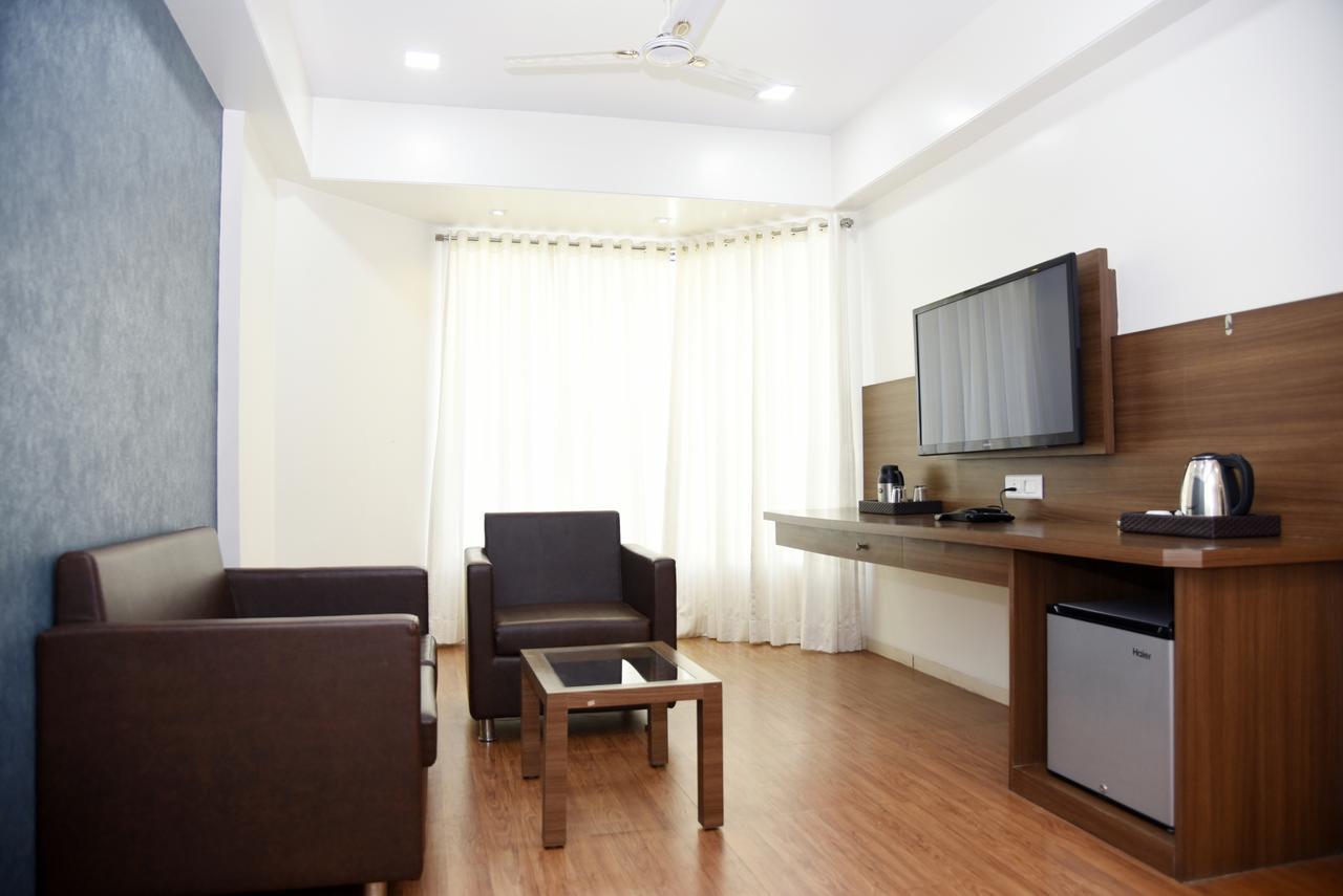 Oyo 10672 Hotel Riviera Nashik Esterno foto