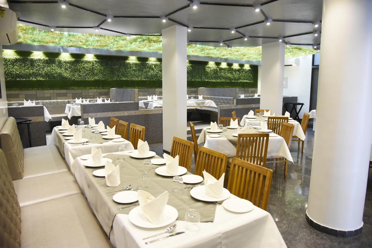 Oyo 10672 Hotel Riviera Nashik Esterno foto