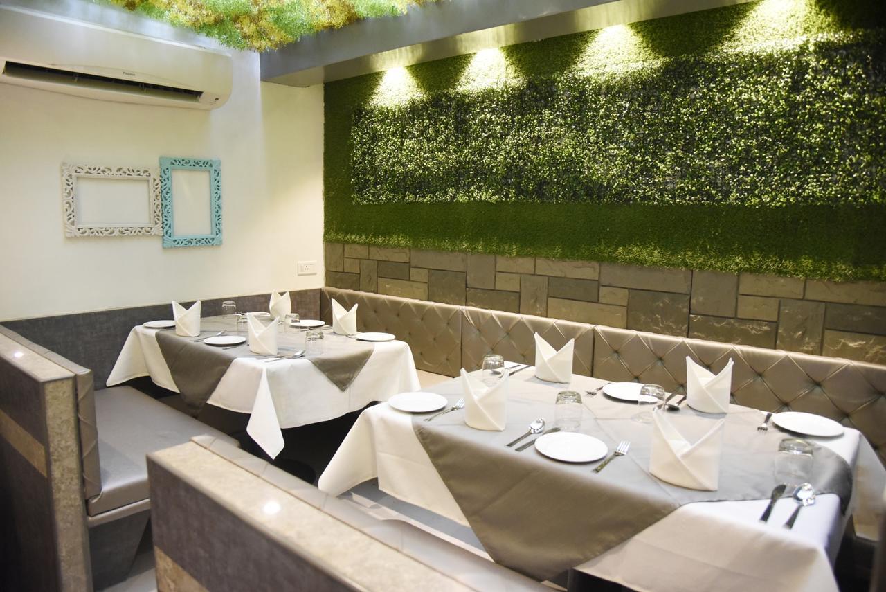 Oyo 10672 Hotel Riviera Nashik Esterno foto