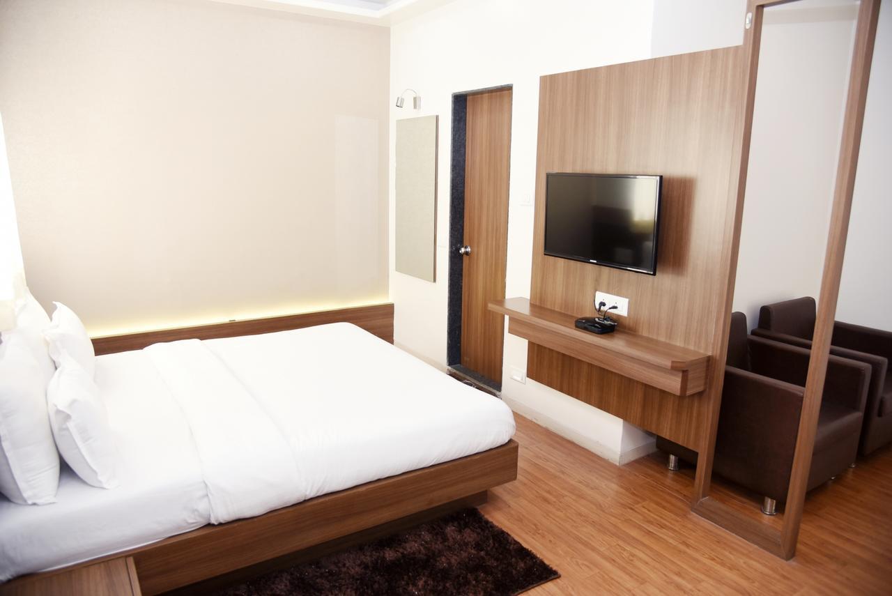 Oyo 10672 Hotel Riviera Nashik Esterno foto