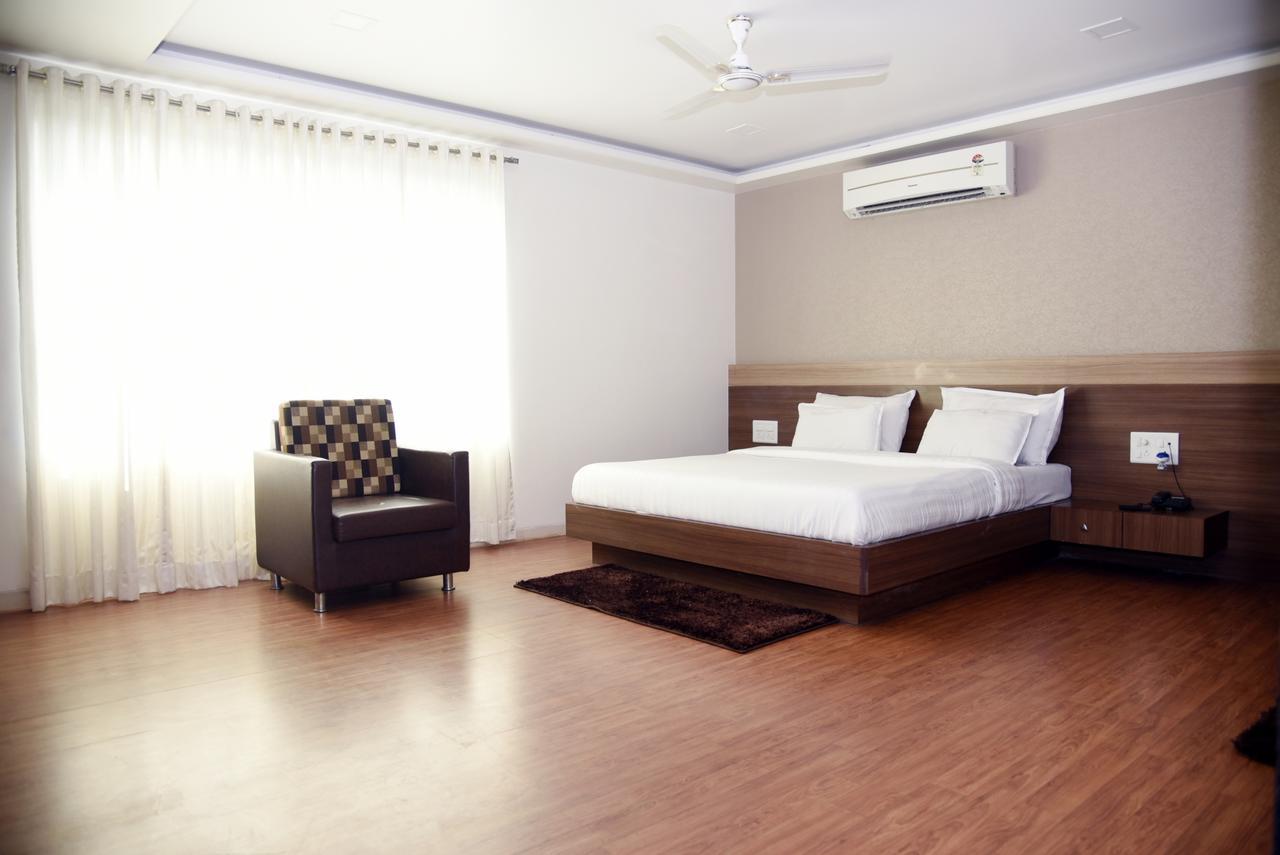 Oyo 10672 Hotel Riviera Nashik Esterno foto