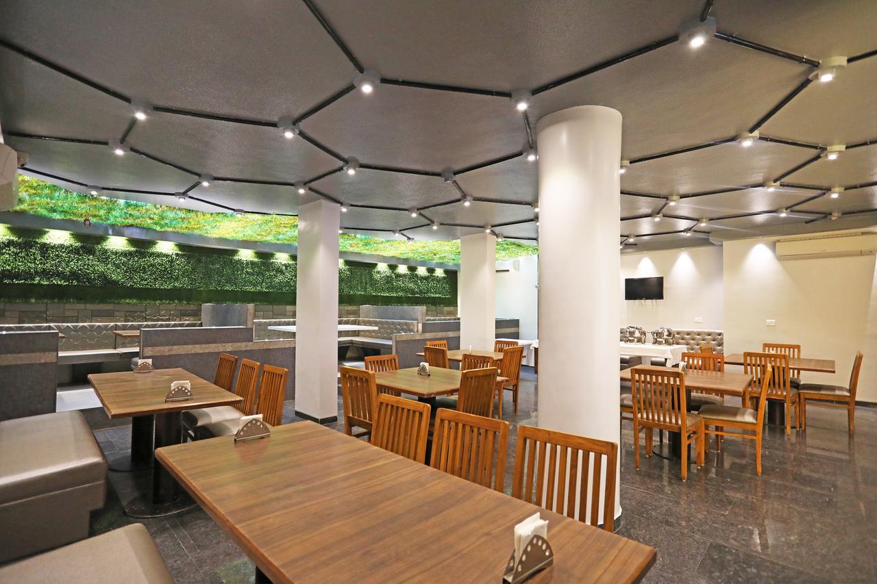 Oyo 10672 Hotel Riviera Nashik Esterno foto